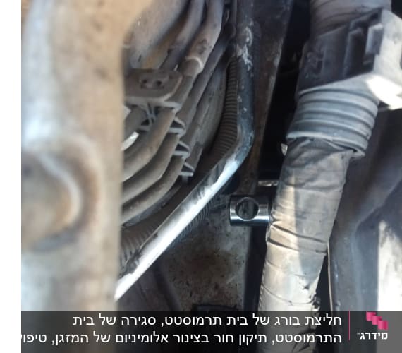 צינורות וחוטים במנוע רכב עם מחברים